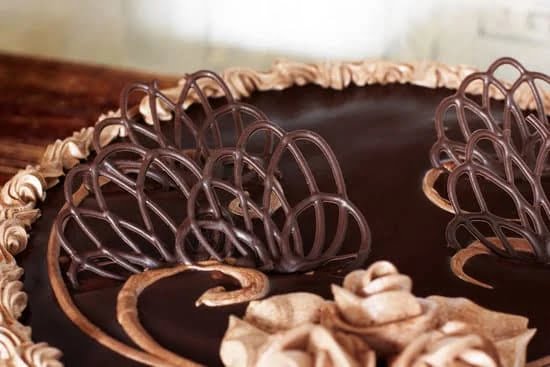 Rotating cake decorating turntable, ideal for smooth icing and precise decorating