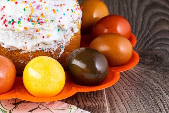 Step-by-step guide on how to decorate a 2-layer cake with frosting and piping techniques
