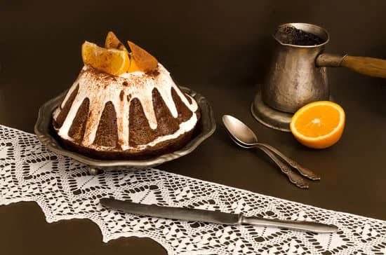 Step-by-step guide to decorating a delicious homemade cake