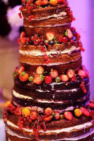 Step-by-step guide for creating a cute Hello Kitty cake with decorating instructions
