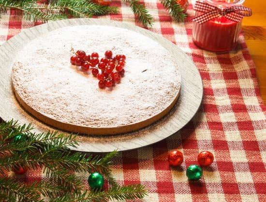 How to Decorate a Cake With Fresh Berries 1 Step-by-step guide on how to decorate a cake with fresh berries for a stunning, fruity finish