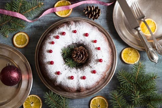 Step-by-step guide on how to decorate a blueberry cake with icing and fresh berries