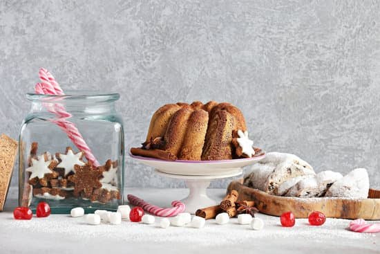 How to Decorate a Castle Cake 1 Step-by-step guide on how to decorate a castle cake with frosting, candy, and edible decorations