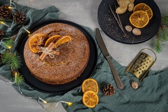 Step-by-step guide on how to decorate cake with whipped cream at home for delicious results