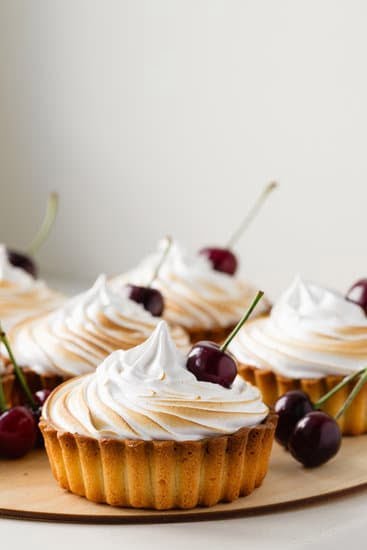 How to Decorate a Cake With Piping Tips 1 How to decorate a cake with piping tips