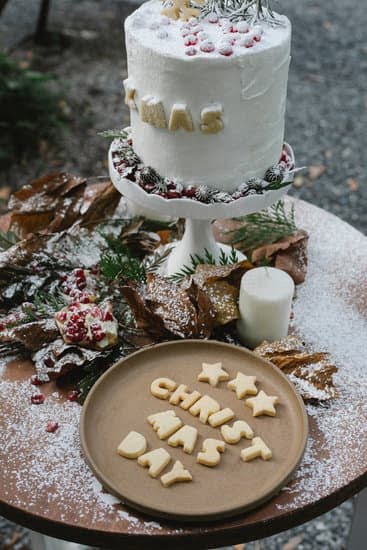 Step-by-step guide on how to decorate cake at home with icing and colorful toppings