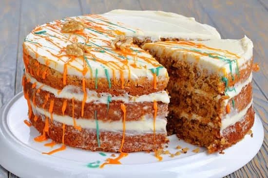 Step-by-step guide on how to decorate a Oreo cake with chocolate ganache and cookie crumbles
