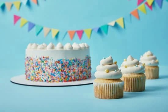 Step-by-step guide on how to make cake decorations out of icing for beginners