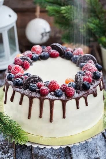 Step-by-step guide on how to decorate a 3-layer cake with icing and fondant