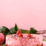 Step-by-step guide on how to decorate a cake with beautiful rose swirls