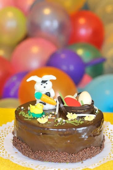 Step-by-step guide on how to decorate a delicious Black Forest Cake for any occasion