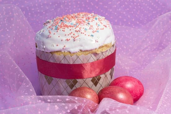 How to Decorate a Number 3 Cake 1 Step-by-step guide for decorating a number 3 cake with icing and colorful sprinkles