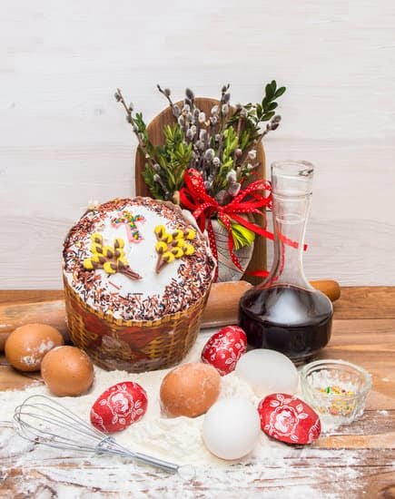 How to Decorate a Donut Cake 1 Step-by-step guide on how to decorate a donut cake with icing and sprinkles
