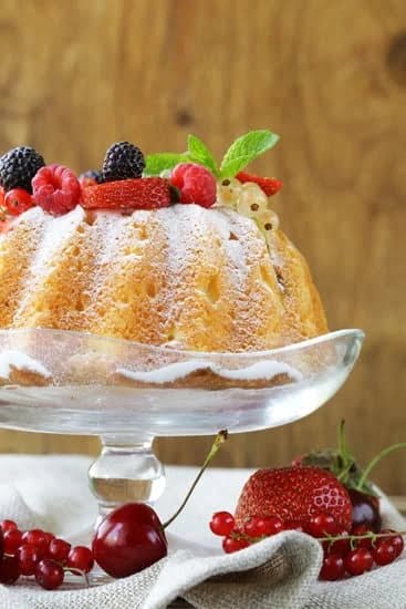 - Step-by-step guide on how to decorate a cake with ganache for delicious results
