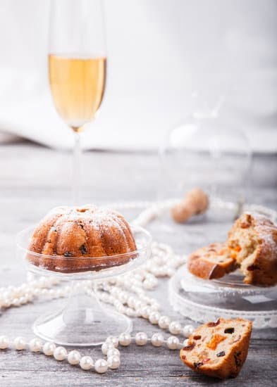 How to Decorate Cake Without Icing 1 use fresh fruit, edible flowers, or decorative chocolate