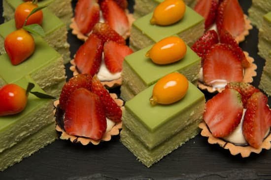 How to Decorate a Cake With Edible Flowers 5 Decorating a cake with edible flowers for a beautiful and delicious treat