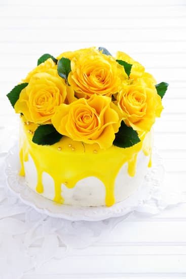 How to Decorate a Cake With Whipped Cream and Strawberries 1 Step-by-step guide for stunning cake decorations