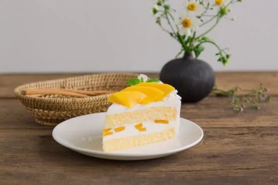 How to Decorate a Giant Cupcake Cake 1 Step-by-step guide on how to decorate a giant cupcake cake using colorful frosting and edible decorations