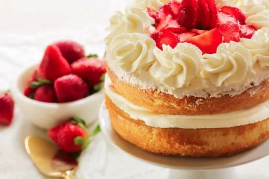 Step-by-step guide on how to decorate a cake with candy for a stunning, sweet masterpiece