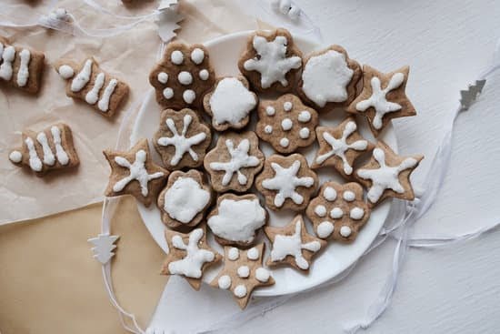 How to Decorate Cake With Edible Flowers 1 Step-by-step guide on how to decorate cake with beautiful, vibrant edible flowers for a stunning finish