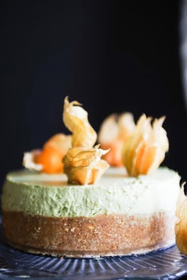 How to make cake and decorate it with buttercream frosting and sprinkles