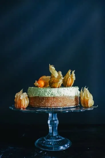 Step-by-step guide on how to decorate a birthday cake at home