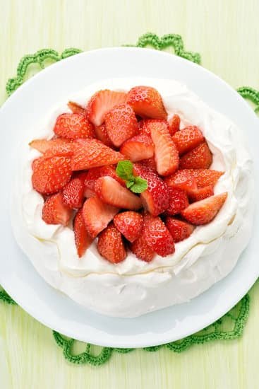 How to Decorate a Birthday Cake for Adults 1 Step-by-step guide on how to decorate a birthday cake for adults with elegant and sophisticated designs