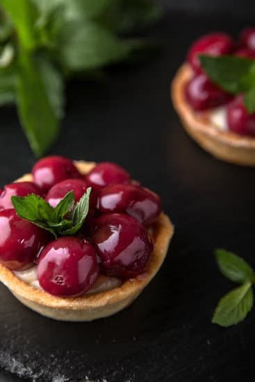 How to Decorate a Monster Truck Cake 1 Step-by-step guide for a monster truck cake decoration, perfect for birthday parties and celebrations