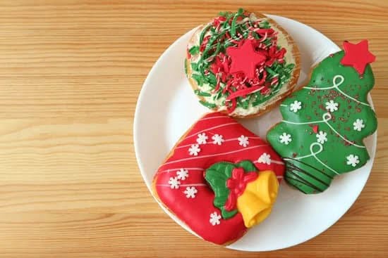 How to Ice and Decorate a Cake 1 Step-by-step guide on how to ice and decorate a cake for beginners