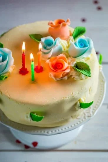 Step-by-step guide on how to decorate a Christmas tree cake with icing and festive sprinkles