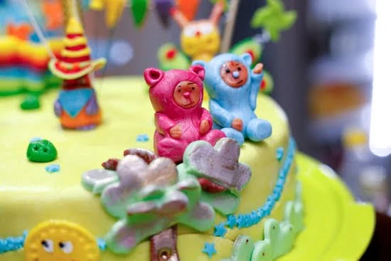 Step-by-step guide for how to decorate roll cake with icing and colorful sprinkles