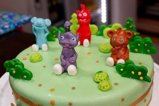 How to Decorate Cake Box 1 Step-by-step guide on how to decorate cake box creatively for gifts and special occasions