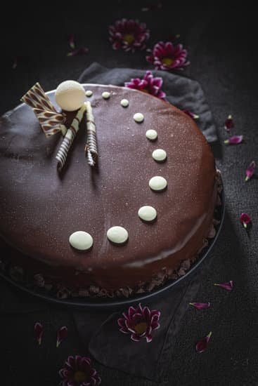 How to Decorate a Cake With Buttercream Flowers 1 How to Decorate a Cake with Buttercream Flowers - Step-by-step Guide