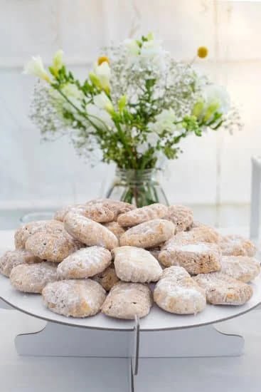 How to decorate the top of a cake with icing, fruits, and edible flowers