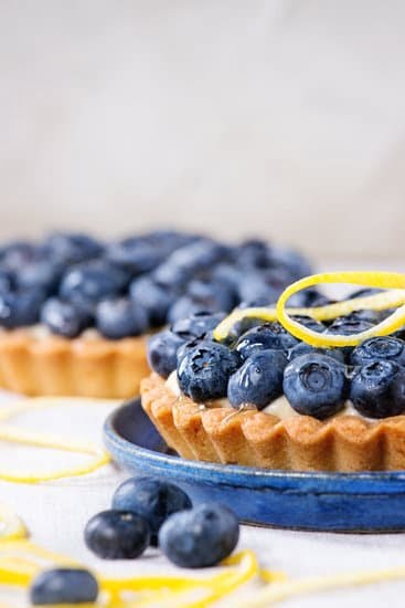 How to Decorate a Cheetah Cake 1 Step-by-step guide on how to decorate a cheetah cake for a wild-themed party