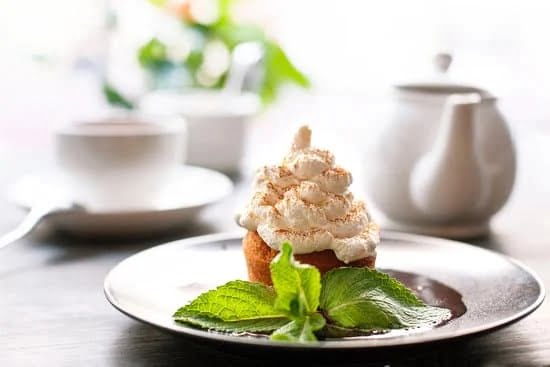 How to Decorate a Hummingbird Cake 3 How to decorate a hummingbird cake with cream cheese frosting and edible flowers for a vibrant, tropical twist