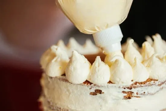 creative icing-free techniques for stunning cake designs