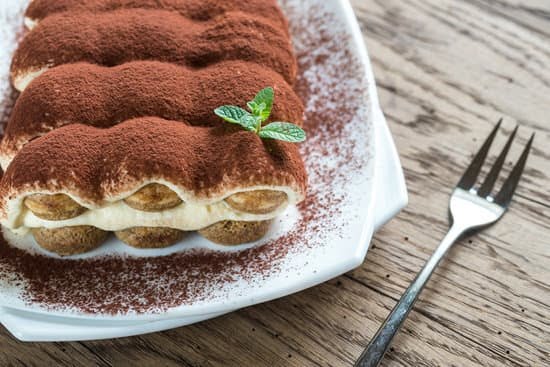 Step-by-step guide on how to decorate a cake like a professional baker