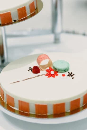 How to Decorate Side of Cake With Sprinkles 1 Step-by-step guide on how to decorate side of cake with colorful sprinkles for a stunning finish