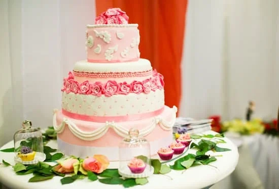 Step-by-step guide on how to decorate a cake board using fondant and edible decorations