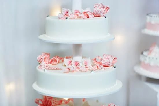 Step-by-step guide on how to decorate a horse cake for a fun and creative dessert idea