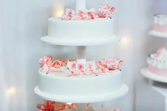 Step-by-step guide on how to decorate a horse cake for a fun and creative dessert idea