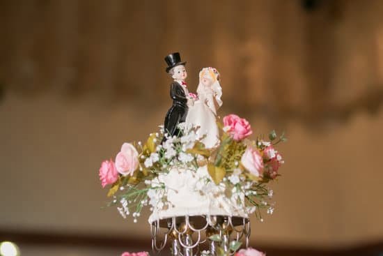 How to Decorate a Chocolate Cake With Fruit 1 Step-by-step guide on how to decorate a chocolate cake with fresh fruit for a stunning presentation