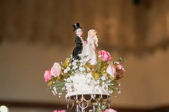 Step-by-step guide on how to decorate a chocolate cake with fresh fruit for a stunning presentation