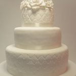 Step-by-step guide on how to decorate a cake with chocolate shavings for a delicious finish