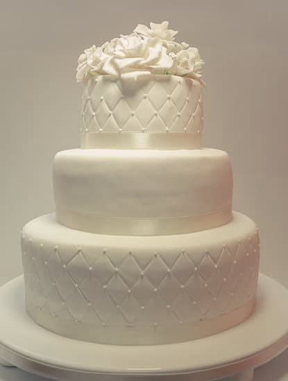 Step-by-step guide on how to decorate a cake with chocolate shavings for a delicious finish