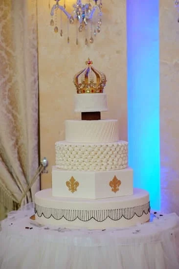 Step-by-step guide on how to decorate the cake with cream for a delicious finish