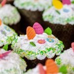 How to Decorate a Cake With Cream Cheese Icing Step-by-step guide on how to decorate a cake with luscious cream cheese icing