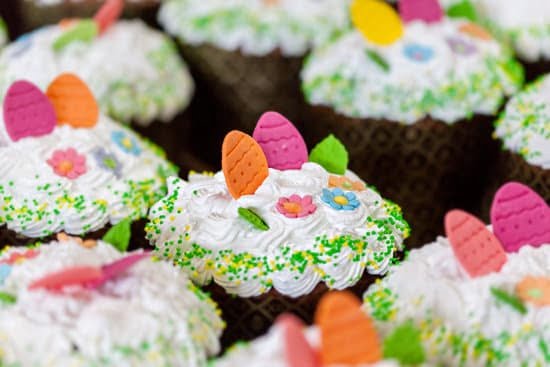 How to Decorate a Cake With Cream Cheese Icing 5 Step-by-step guide on how to decorate a cake with luscious cream cheese icing