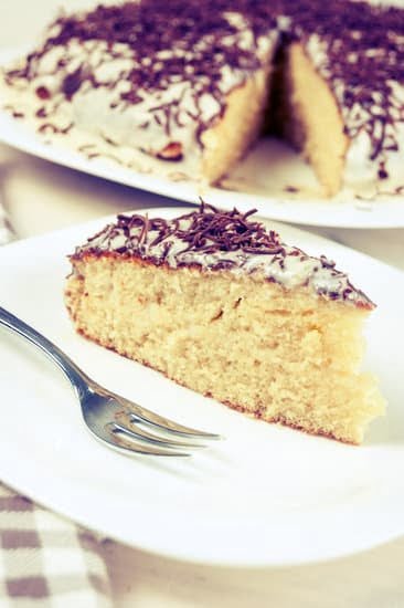 How to Make Cake Crumbs for Decorating 1 Follow simple steps for perfect cake crumb texture